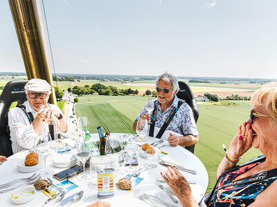 Coffret Dinner in the Sky : repas  4 plats avec champagne et cierges magiques au-dessus de la Butte du Lion