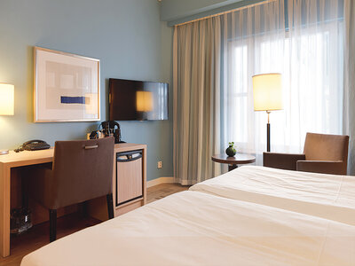 Övernattning med frukost på Elite Hotel Marina Plaza för 2