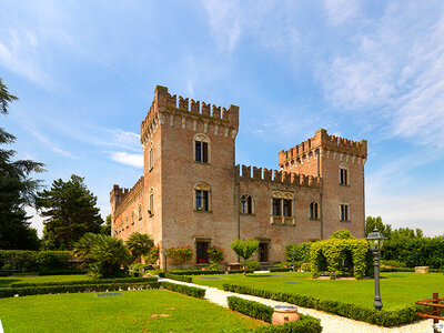 Cofanetto Sogno d'amore il 24 febbraio: 1 notte romantica in Suite e degustazione vini al Relais Castello Bevilacqua 4*