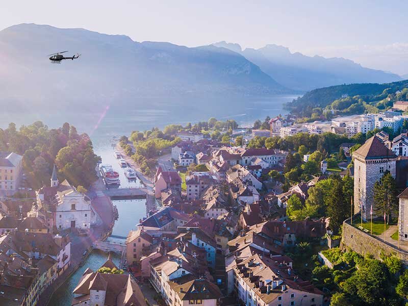 Vol en hélicoptère de 30 min pour 2 personnes au-dessus de Chambéry et ses environs
