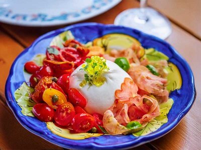 Caja De la costa italiana a Barcelona: vive la «dolce vita» con 1 menú para 2 en Velissima