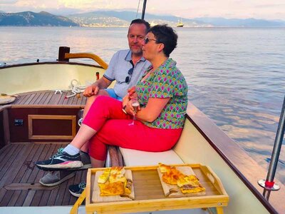 Cofanetto Aperitivo al tramonto in barca sulla Riviera Ligure: tour tra Paraggi e Portofino