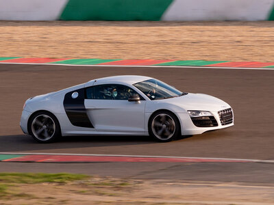 Stage de pilotage : 3 à 5 tours au volant d'une voiture de course sur le circuit de Magny-Cours