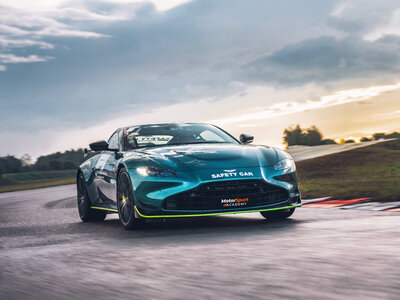Stage de pilotage : 2 tours de circuit au volant d'une Aston Martin Vantage F1 Edition