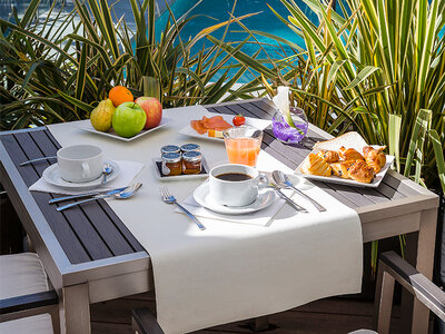 Séjour de 2 jours en hôtel 4* au centre de Cannes avec pétales de roses et champagne