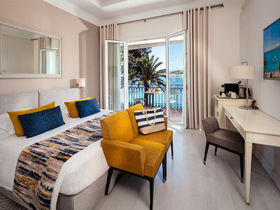 Cofanetto regalo 1 notte vista mare in hotel 4* a Nizza con cioccolatini e petali di rosa