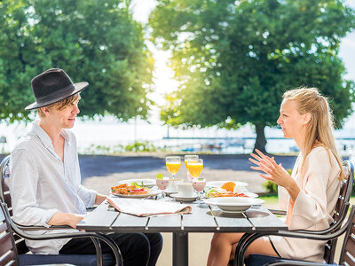 Avkopplande övernattning med frukost och vin för 2 på Hotell Bellevue