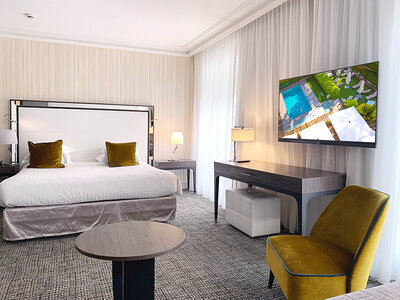 Coffret Séjour de 2 jours en hôtel 4* au centre de Cannes avec pétales de roses et champagne