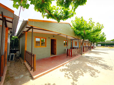 Caja regalo Camping Carlos III, Córdoba: 1 noche con desayuno en cabaña deluxe para 3 personas