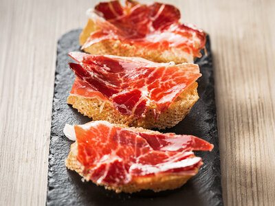 Caja Picoteo deluxe a casa de Sensaciones Gourmet con pack gratis de chorizo ibérico