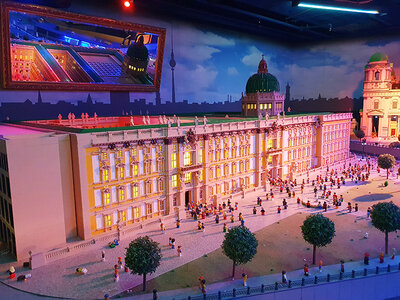 Box Eintritt in das LEGOLAND Discovery Centre Berlin für 2 Erwachsene und 1 Kind