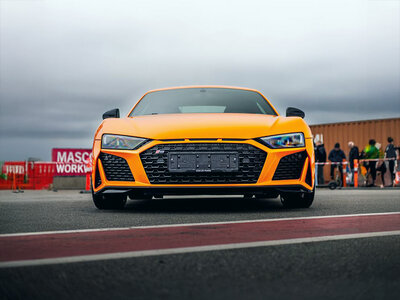 Boks Kør racerbil: 1 omgang i Audi R8 på Ring Knutstorp