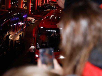 Caja Atleti en pareja: visita al museo interactivo, asistencia a llegada de jugadores al estadio y entradas a partido para 2 personas