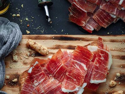 Caja Jamonarium: 1 lote con un tinto joven D.O. Ribera del Duero, embutidos, queso curado y mejillones
