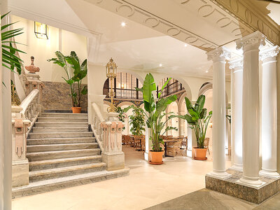 H10 Palacio Colomera 4*: 1 noche, desayuno y aperitivo para 2 personas