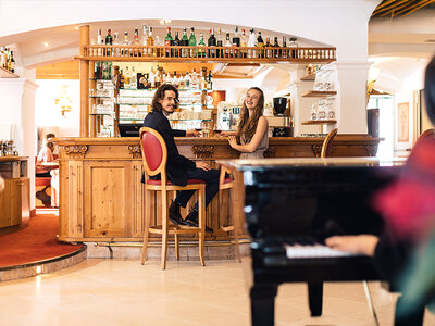 Cena di classe in hotel 4* in Trentino: sapori, calice e charme all'Alpin Royal