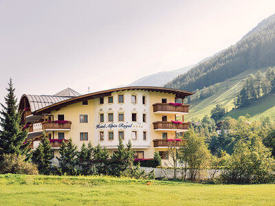 Cofanetto regalo Elegante pausa benessere tra le vette del Trentino: 1 notte con accesso Spa all'Hotel Alpin Royal 4*