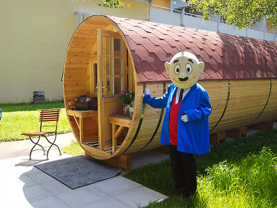 Cofanetto regalo Avventura in famiglia a Papa Moll Land: 1 notte in una Botte e accesso alle terme di Zurzach per 4