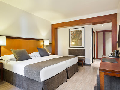 Caja 1 noche, desayuno y botella de cava en Hotel Balmoral 4*, Barcelona