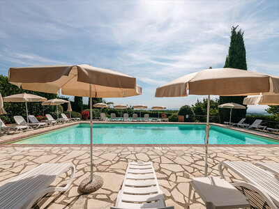 Cofanetto regalo Toscana autentica per famiglie: 1 notte in casa colonica con piscine panoramiche vicino a Siena