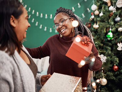 Geschenkbox Merry Xmas: Abendessen oder Wellness oder Sportaktivität
