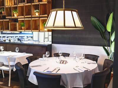 Caja regalo Casa Carmen Restaurant - Puerto Venecia, Zaragoza: 1 menú para 2 personas