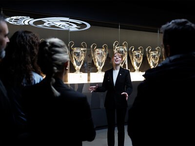 Caja Tour del Bernabéu en familia en temporada media: museo, trofeos y vistas panorámicas inolvidables para 2 adultos y 2 niños