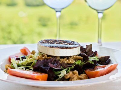 Un regalo para ella: escapadas o cenas gourmet