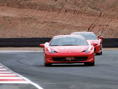 Caja Escapadas con encanto y planes especiales para él