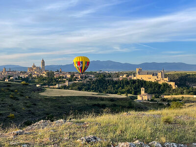 Brindis, pícnic y vistas inolvidables: vuelo en globo en Segovia para 1 persona