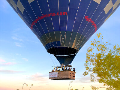 Caja Brindis, pícnic y vistas inolvidables: vuelo en globo en Segovia para 1 persona