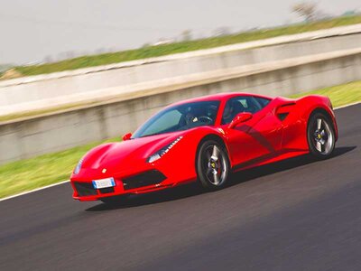 Cofanetto Ferrari F488 GTB e Lamborghini Huracán EVO: 3 giri esplosivi sul Circuito Internazionale di Napoli con video ricordo