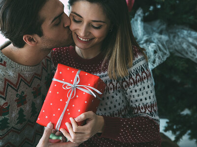 Cofanetto regalo Regalo di Natale per lei: 1 dolce momento tra cene, relax e avventure