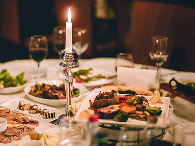 Caja regalo Navidad gastronómica: cena de tres platos y vino para 2 personas