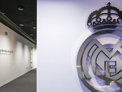 Caja Real Madrid Tour en temporada alta: 1 entrada de adulto y 1 de niño para museo, trofeos y magia en el Bernabéu
