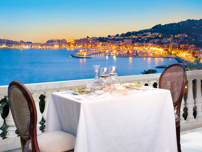 Coffret Escapade romantique avec dîner raffiné en amoureux