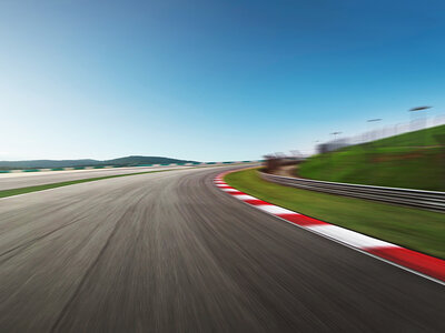 Stage de pilotage : 5 tours sur le circuit compétition de Nogaro en Porsche 992 GT3