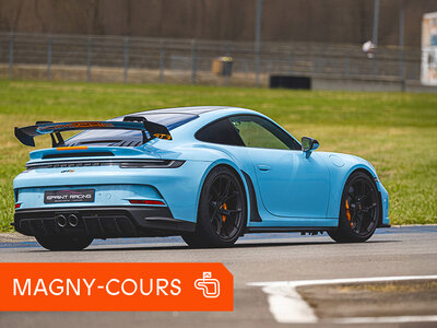 Coffret cadeau Stage de pilotage multivolant : 2 tours en Porsche Cayenne et 4 tours en Porsche 992 GT3 sur le circuit de Magny-Cours Club