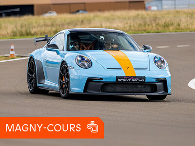 Coffret cadeau Stage de pilotage multivolant : 2 tours en Porsche Cayenne et 5 tours en Porsche 992 GT3 sur le circuit de circuit de Magny-Cours Club