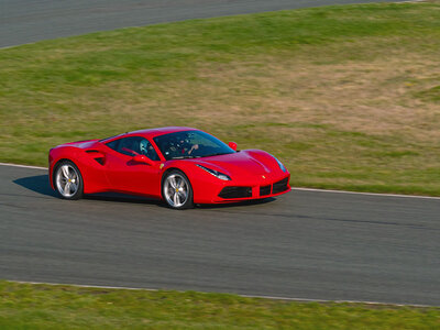 Doos Rijervaring: 4 rondes op het circuit van Mettet in een Ferrari 488 GTB