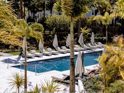 Caja Hotel The Flag Estepona 4*, Málaga: 1 noche con desayuno para 2 personas