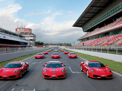 Caja ¡Adrenalina en el Día del Padre!: conducción de Ferrari en circuito o carretera