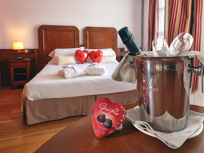 Cofanetto regalo 2 notti con cuori, palloncini, spumante in camera Deluxe e 1 cena in un hotel 4* a Verona
