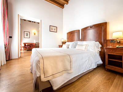 Cofanetto 2 notti con cuori, palloncini, spumante in camera Deluxe e 1 cena in un hotel 4* a Verona