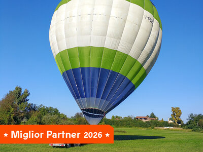 Cofanetto regalo Passeggiata tra le nuvole: romantico volo pomeridiano in mongolfiera con aperitivo e gadget
