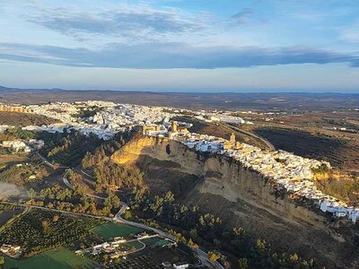 ¡Descubre Arcos de la Frontera!: 1 vuelo en globo de 1h para 2 personas