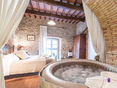 Cofanetto Gusto e relax in Toscana: 1 notte in Suite con vasca idromassaggio e aperitivo
