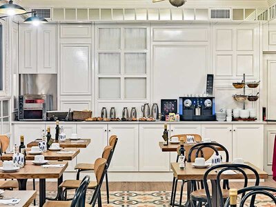 Caja H10 Villa de la Reina 4*: 1 noche con desayuno y cava para 2