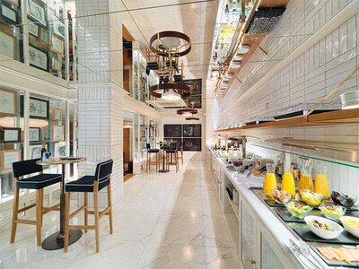 Caja H10 Puerta de Alcalá 4*: 1 noche con desayuno y cava para para 2