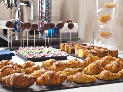 H10 Puerta de Alcalá 4*: 1 noche con desayuno y cava para para 2